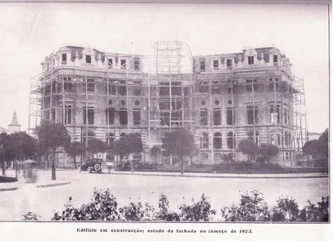 Fachada do Palácio da Cruz Vermelha com andaimes, durante as obras, em 1923